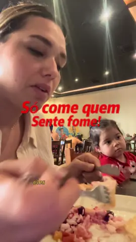Ontem no jantar abri uma excessão de dar fruta junto com a comida e ela não comeu toda, e hoje ela pensava que ia fazer igual! Mas enganada estava! Uma coisa que não forço é comer! E por aqui a regra é clara pra todos! Só come sobremesa, depois da comida. Como a Maria não quis comer pq não estava com fome, vai esperar a próxima refeição que é o lanche e tá tudo bem! 