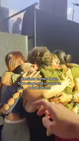 guys this is insane !! also the girls who got the hug luckyy 💓 #damianodavid #funnylittlefears #dd #tour #berlin 