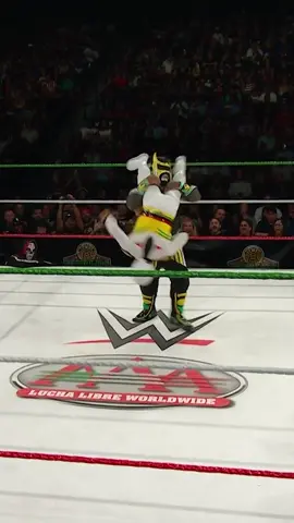 once #MascaritaSagrada starts, he doesn't stop 😮‍💨 #WWE #WorldsCollide