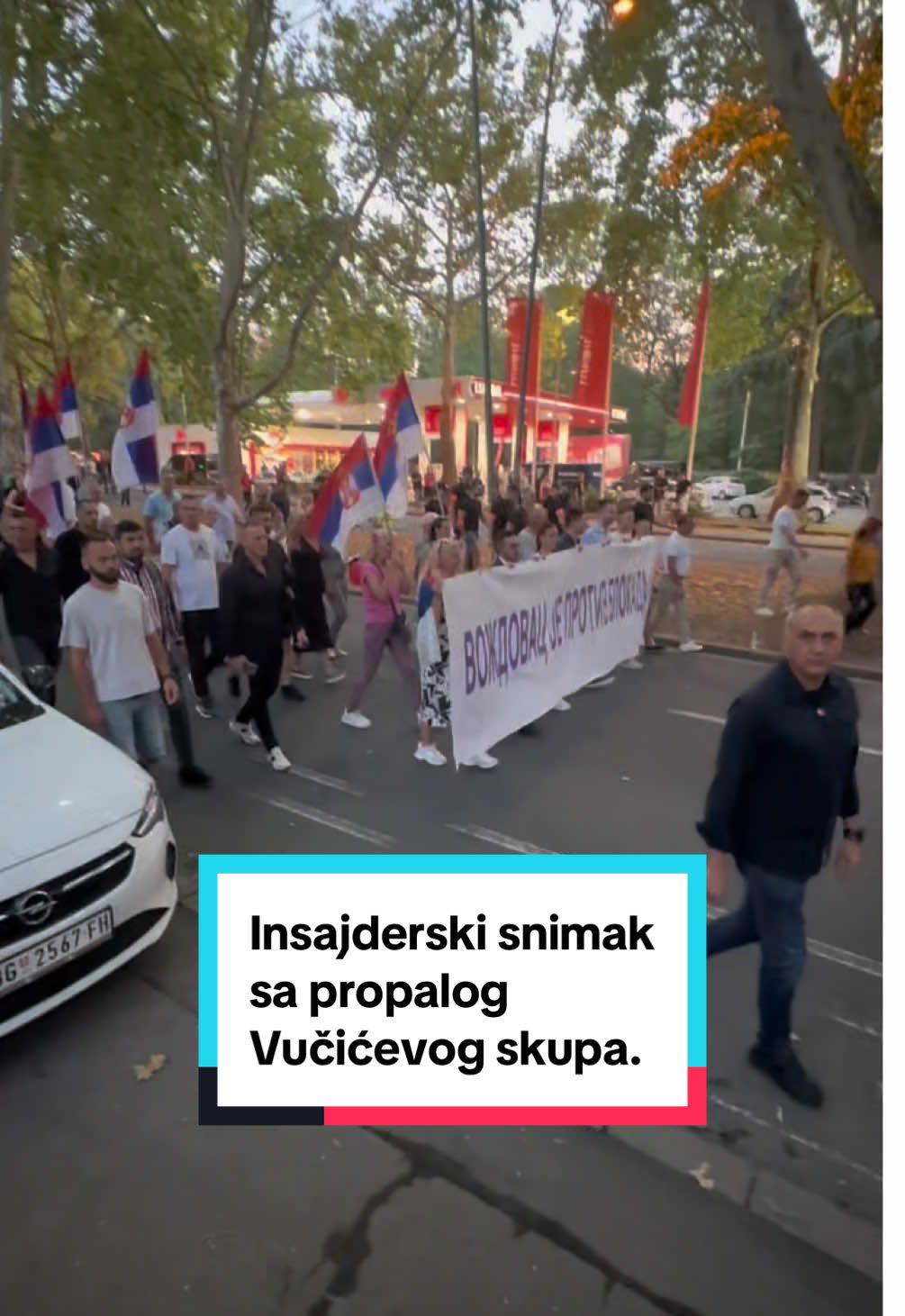 Eksluzivno! Insajderski Kreni-Promeni snimci sa propalog Vučićevog skupa.  Mlako! Neuspešni pokušaji da se povede skandiranja! Ana Brnabić i šef njenog kabineta Miloš Popović.  Ostaje nejasno da li je Marko Kričak na ovom skupu kao policijac ili podržavalac.  DJV Vučićević, čak i naprednjaci bežali od njega.