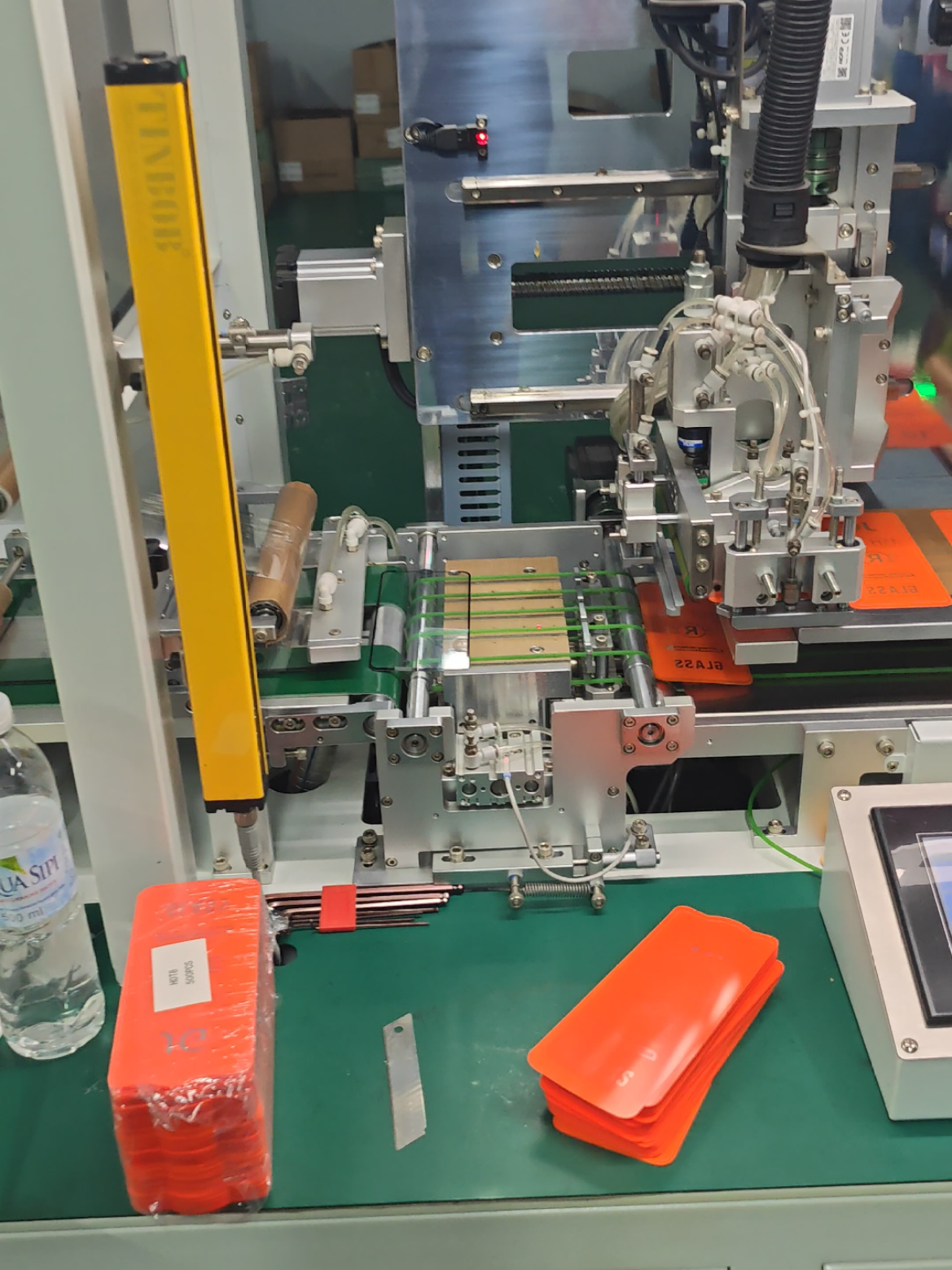 Automatic cutting of tempered glass in a dust-free workshop!