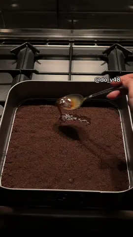 كيكة التيراميسو اللذيذة 🤤🤍part 1 الطريقة: الطبقة الاولى  كيك جاهز مفتت ونرصه بالصينية ونصب قهوة سريعة التحضير  الطبقة الثانية  ظرف كريم كراميل،ظرفين دريم ويب،نص كوب حليب سائل،وربع كوب نستلة،وعلبة قشطة  الطبقة الثالثة والرابعة  بسكوت ليدي مغمس بقهوة  الطبقة الخامسة  طبقة من الكريمة وندخلها الثلاجة لمدة ليلة كاملة  والطبقة الاخيرة راح أنزلها مع النتيجة  طبقوها معي🤩وانتظروا النتيجة بكرة  #fyp #explore #حلا_بارد_سريع #كيكة_تيراميسو #تيراميسو 