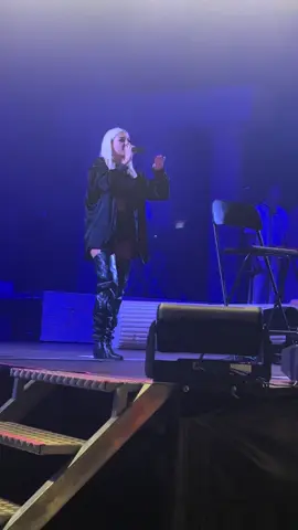 …quando o sistema de rega liga-se a meio do concerto 🤣🤣 @Bárbara Bandeira #fyp #barbarabandeira #trendingvideo #portugal🇵🇹 #amadora 
