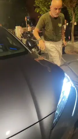 פרייסלס! אנרכיסט אחים לנשק פותח ג'ורה על אזרח שחוסם אותו מלפרוץ מחסום משטרתי בדרך להפגנה ברחוב עזה בירושליים.