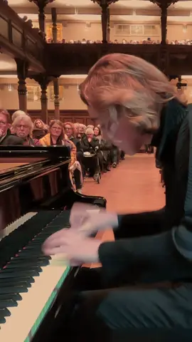 The cadenza for the 1st mov of Beethoven‘s Piano Concerto no.1 op.15. Most likely Beethoven himself had improvised his cadenzas when performing the concerto. We are so lucky that he wrote down even three different cadenzas for this movement. Watch the whole concerto on my YouTube channel: https://youtube.com/playlist?list=RDsFLOMjA94Vg&playnext=1&si=z6PAlg18Q3p7VNNm Sora Elisabeth Lee, conductor, Deutsche Staatsphilharmonie Rheinland-Pfalz. Speyer, Dreifaltigkeitskirche, 25 January 2025. #piano #beethoven #pianoconcerto #cadenza #solo #justuspianist