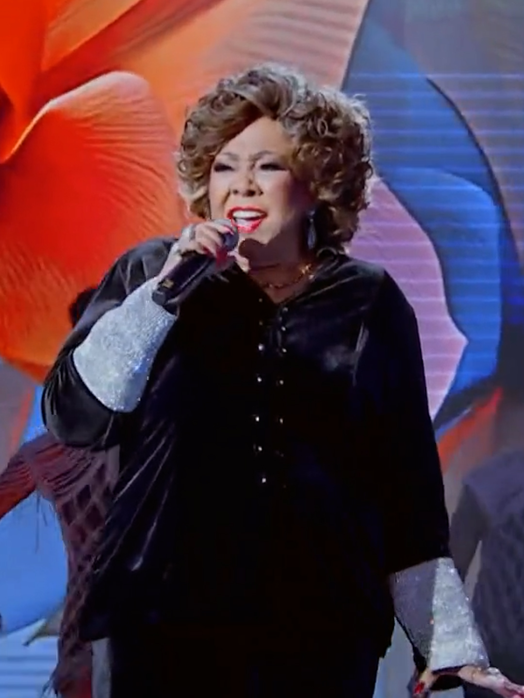 A rainha Alcione no palco do #Caldeirão cantando 