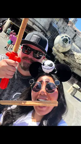 Churro saber fun at the parks #dusneyland #starwars #disneyfood #foryoupage #fyp 