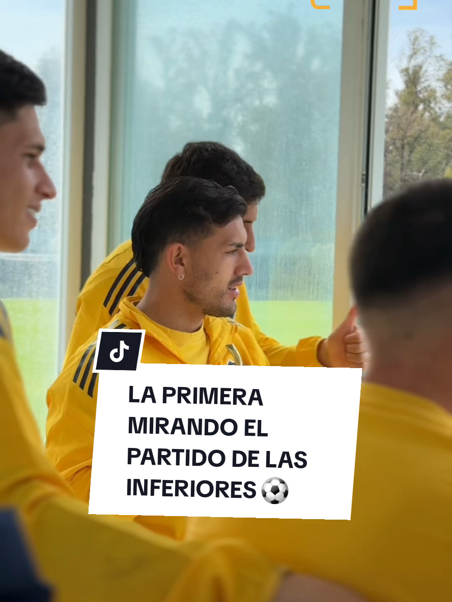 Hinchada de lujo 💙💛💙🧉 La Primera viendo a las inferiores previo a viajar a Rosario⚽️ #bocapredio #bocajuniors #paredes #cabj #xeneize 