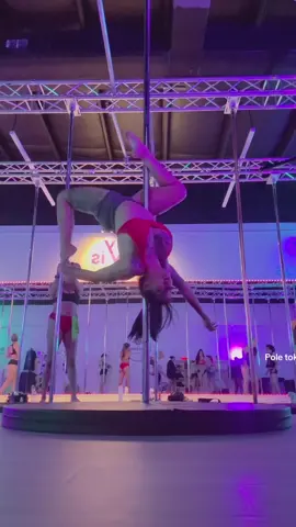 Getting a little more comfortable with my leg hangs✨ #poledancer #outsideleghang #poletok 