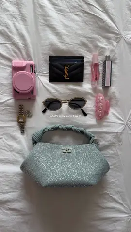 girly things 🫦🫦 #whatsinmybag #girlythings #ganni #girltherapy #aestheticvideos 