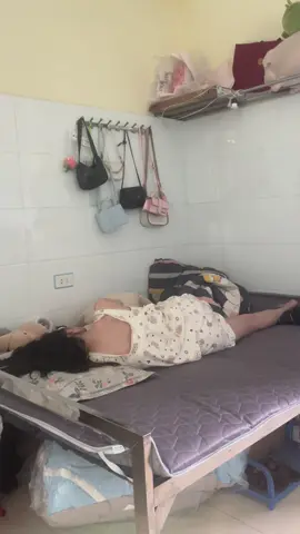 Một ngày của Chen sẽ như nào. Thức dậy, đi làm, đi ăn, tập gym, về phòng. 