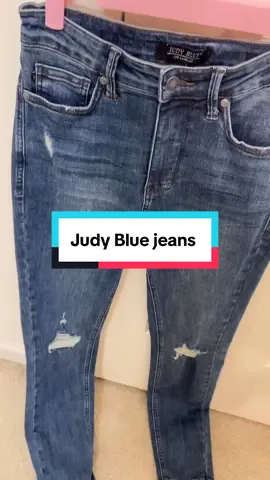 Love these Judy Blue skinny jeans. I’m 5’3 and 140 lbs — these jeans are soft, stretchy, and so comfy. I just cuff them once or twice and they’re the perfect fit 👖✨