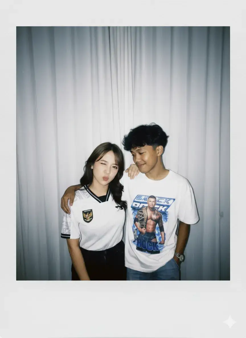 buatlah gambar yang diambil dengan kamera polaroid.foto tersebut harus terlihat seperti foto biasa,tanpa subjek atau poperti yang jelas.foto tersebut harus memiliki sedikit efek HD dan sumber cahaya yang konsisten,seperti lampu kilat dari ruangan gelap,yang tersebar di seluruh foto.jangan ubah wajah.ganti latar belakang di belakang kedua orang tersebut dengan tirai putih.dengan cowo itu merangkul pundak saya