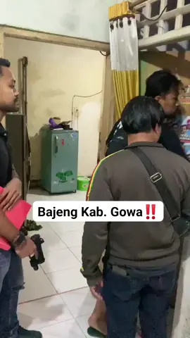 Tim Jatanras Polrestabes Makassar berhasil mengamankan salah satu pelaku pencurian mesin Anjungan Tunai Mandiri (ATM) yang terjadi di gedung DPRD Kota Makassar. Penangkapan berlangsung di wilayah Bajeng, Kabupaten Gowa, pada Minggu (13/9) dini hari...‼️ Kasat Reskrim Polrestabes Makassar AKBP Devi Sujana, SH, S.IK, MH, melalui Kanit V Jatanras AKP Hamka, SH, menjelaskan bahwa penangkapan ini dilakukan oleh anggota Jatanras yang dipimpin langsung oleh Kasubnit 2 Jatanras IPTU Dr. Nasrullah, A.Md.Kep, SE, MH, didampingi oleh IPDA Supriadi Gaffar, SH, MH dan IPDA Andre Satya Dharma, S.Trk. “Benar, salah satu pelaku berhasil kami amankan. Saat ini pelaku masih dalam pemeriksaan intensif oleh penyidik untuk mendalami peran serta kemungkinan adanya jaringan lain,” ujar AKP Hamka mewakili Kasat Reskrim. Dari tangan pelaku, polisi turut mengamankan sejumlah barang bukti yang diduga berkaitan dengan aksi pencurian tersebut. Sementara itu, tim Jatanras masih terus melakukan pengejaran terhadap pelaku lainnya yang terlibat dalam kasus ini. Kasus pencurian ATM di gedung DPRD Makassar ini sempat menghebohkan publik karena dilakukan di kawasan objek vital pemerintahan. Polrestabes Makassar menegaskan komitmennya untuk mengusut tuntas kasus ini hingga seluruh pelaku berhasil ditangkap. #Gowa #Bajeng