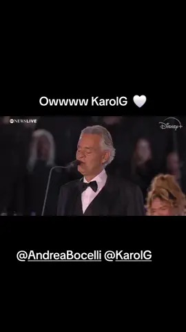 Karol G junto a Andrea Bocelli cantando “Vivo Por Ella” en el evento “Grace For The World” en la ciudad de Roma.#gracefortheworld #KarolG #vivoporellaandreabocelli 