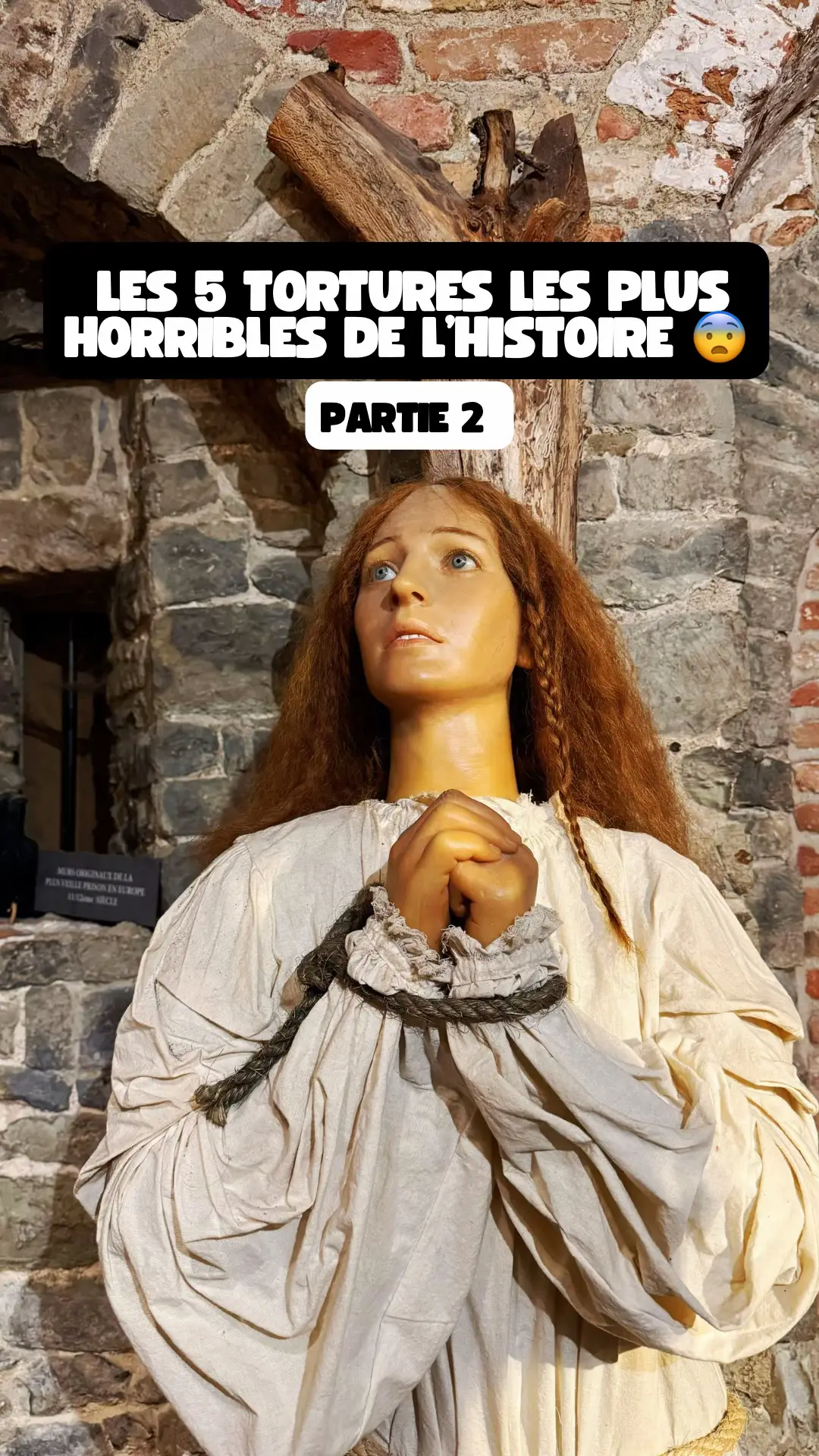 Re-bienvenue dans le TOP 5 des tortures les plus horribles de l’Histoire (partie 2) ! 🫣 Prépare ton estomac… parce que ça va piquer. » 🩸 Numéro 5 : La fille du broueur Imagine un gros “A” en métal… Tu rentres dedans, mais version package tout compris : tête, bras, jambes, tout est compressé. Résultat ? Ton corps part en mode spasmes incontrôlables et tu saignes par le nez, les oreilles et la bouche… Bref, t’es transformé en fontaine humaine 🫠. ⸻ 🪑 Numéro 4 : La chaise de Judas Alors là, imagine… un trône médiéval 👑. Mais au lieu d’un siège confort… t’as une pyramide pointue. Les bourreaux te faisaient descendre dessus lentement avec des cordes… Résultat ? Empalement progressif. 👉 Le seul siège qui te donne envie de rester debout toute ta vie. ⸻ 🛢️ Numéro 3 : Le scaphisme en tonneau Tu connais le spa detox ? Ça c’est pareil… mais version cauchemar. Tout ton corps est enfermé dans un baril, sauf ta tête. Tu patauges dans tes propres excréments 💩, tu te fais bouffer par les insectes… et avec la faim + la soif, tu finis lentement en mode marinade vivante. Bref, zéro étoiles sur TripAdvisor. ⸻ 🔩 Numéro 2 : L’écraseur de tête Là c’est simple : une vis + ton crâne = mauvaise journée. Ils tournaient doucement, ton crâne se comprimait, tes yeux pouvaient littéralement sortir de leurs orbites 👀. Et le pire ? Même si tu “avouais”, tu finissais rarement sans séquelles… Un vrai avant-goût de la migraine du lundi matin. ⸻ 🐀 Numéro 1 : La torture des rats Alors là… chef-d’œuvre de l’horreur. On te plaque au sol, on met un rat sur ton ventre, et on couvre le tout avec un récipient métallique. On chauffe le récipient 🔥 → le rat panique → et devine la sortie ? À travers ton corps. Oui oui… mode travaux publics. Version 2 ? On te colle un masque rempli de rats affamés… et leur seul échappatoire c’est ton visage. Merci Orwell, merci Game of Thrones… mais j’aurais préféré rester dans Ratatouille. 🐭🍳 ⸻ Voilà… dis-moi dans les commentaires quelle torture t’a le plus choqué 😱. Et si t’oses… on fait une partie 3 ! 😈  #torture #medieval #medievaltiktok #moyenage 