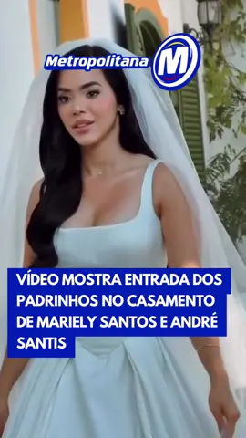 Um vídeo que circula nas redes sociais registrou a emocionante entrada dos padrinhos no casamento de Mariely Santos e André Santis. O momento, marcado por aplausos e muita emoção, antecedeu a chegada dos noivos ao altar e encantou os convidados presentes. #entretênews #tiktoknoticias 