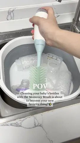 Cleaning your baby's bottles with the Momcozy Brush is about to become your new favorite thing!🍼👏#tiktokshopmademebuyit #getreadyforfashionweek #bottlefeeding #bottlebrush #bottlebaby 