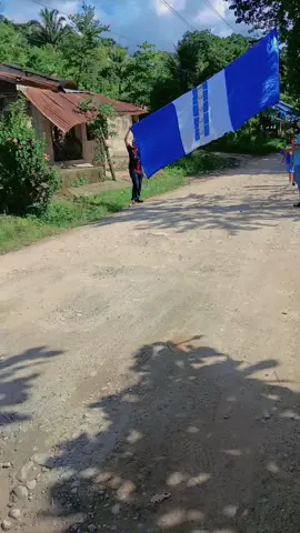Libre al viento tu hermosa Bandera ellos embelleciendo nuestra comunidad 🇬🇹 #guatemala_502 #❤️❤️❤️ #montaña #bandera #chapines502🇬🇹 