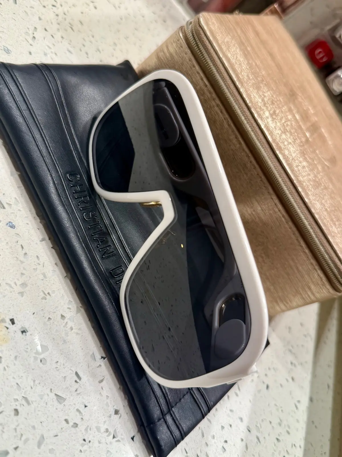 😎 Christian Dior Sunglasses 😎 El accesorio perfecto para un look moderno, audaz y con estilo único. ✔️ Armazón blanco con diseño futurista ✔️ Lentes oscuros de protección total ✔️ Detalles metálicos con el logo CD ✔️ Incluye estuche y funda original ✨ Un statement piece que transforma cualquier outfit. 📍 Disponibles en tienda y con envíos 🚚