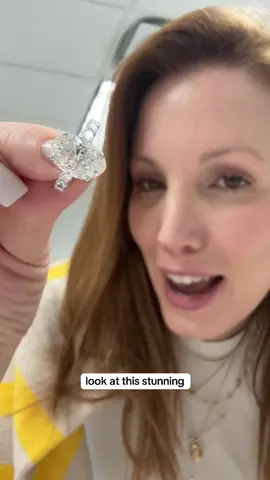Obsessed with the sparkle on this oval cut #danarebecca #ovalcutdiamond #ovalengagementring #diamondring #ovalcut 