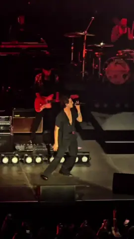 and i’m holdin the guuuuuuun @Damiano David 💥 #damianodavid #worldtour #berlin #germany #cinnamon 