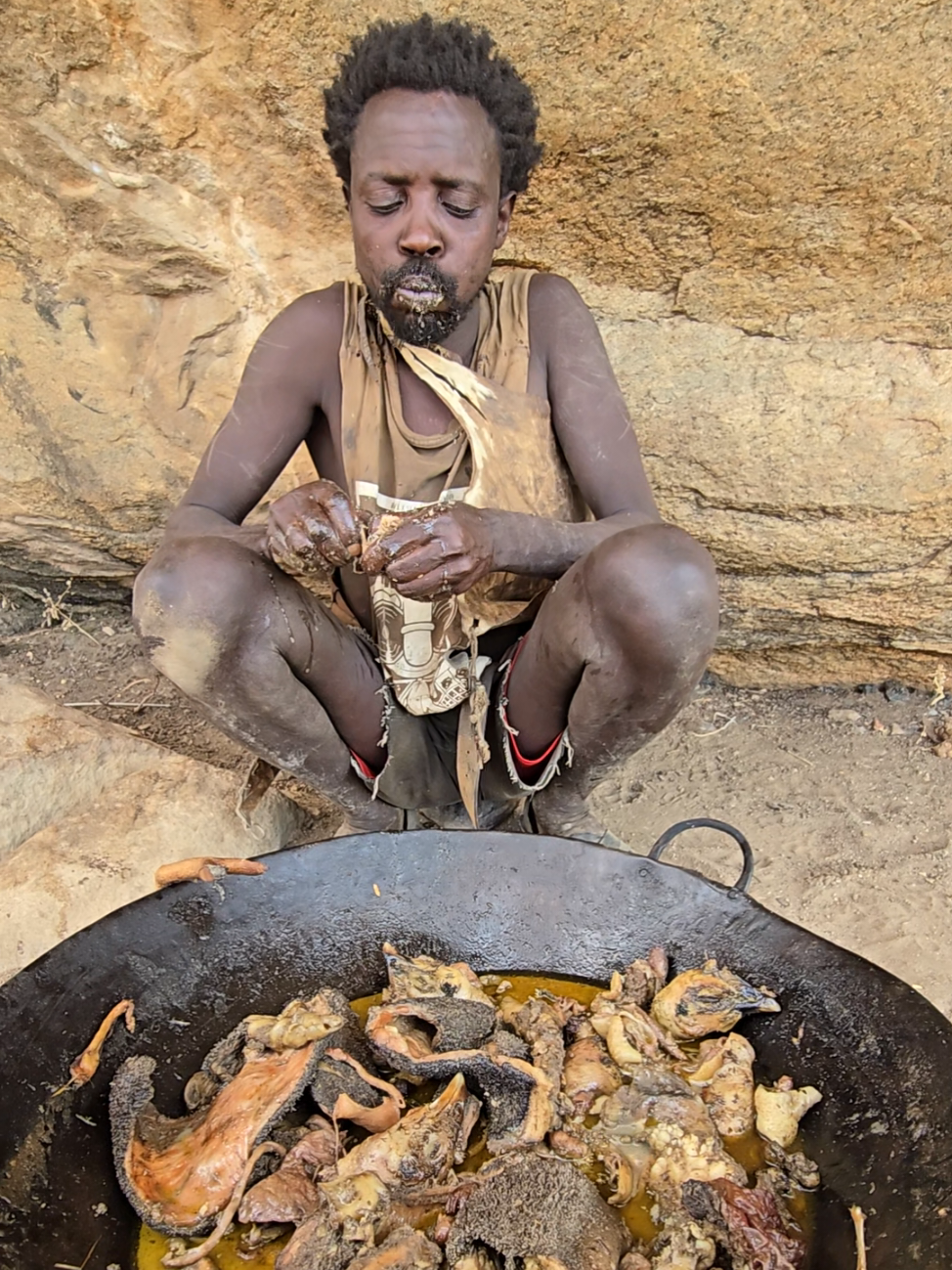 very delicious 😋 hadzabe they always eat what they find in the area that they live #chaaba #dudukwe #africa #hadzabetribe #fyp 