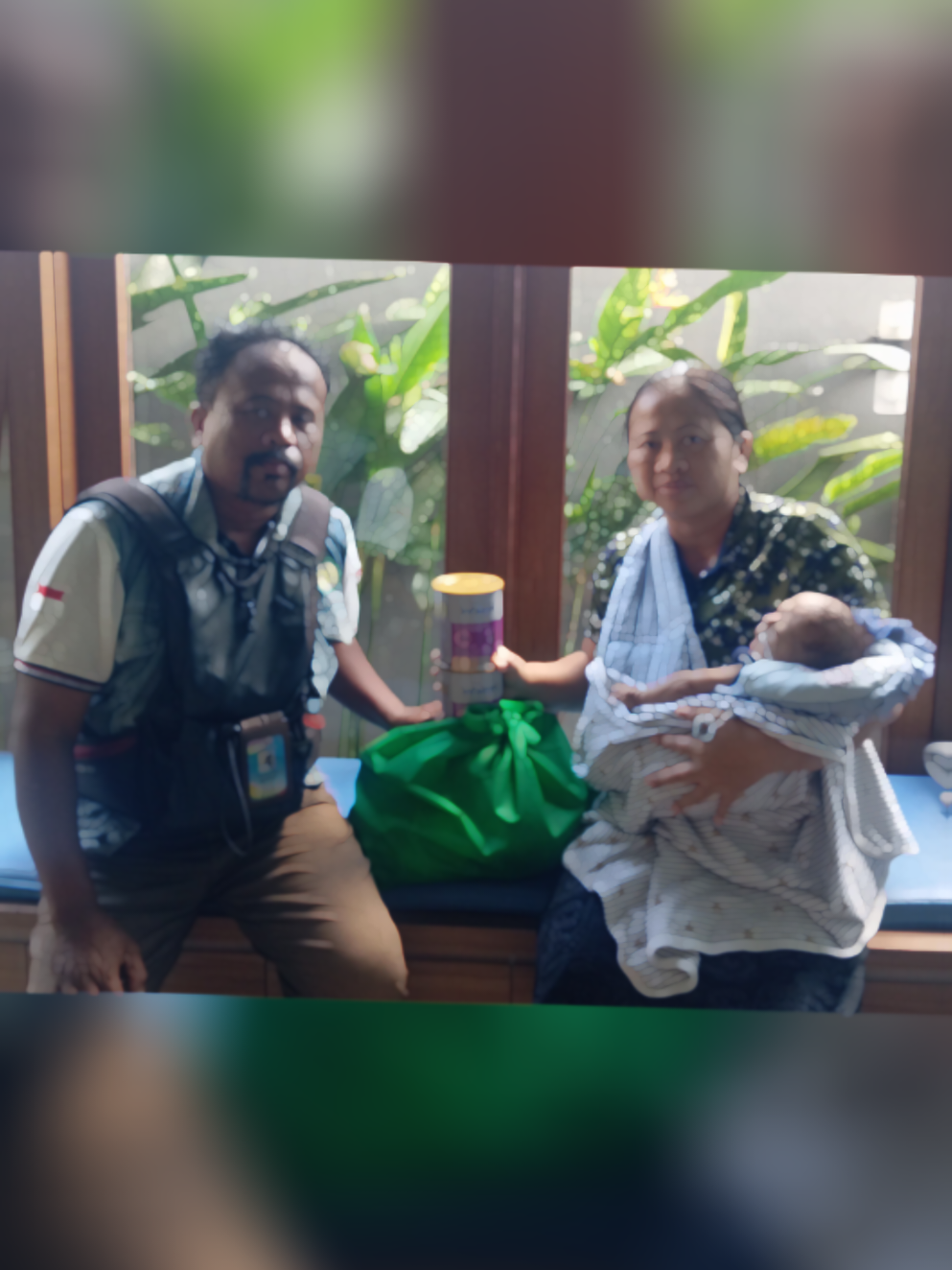 “Berbagi dengan Hati: Pesan Cinta Redaksi Newsyess dan CV. MKB untuk Sang Pejuang Kecil” Denpasar | Newsyess.com – Di balik hiruk-pikuk kota, selalu ada kisah yang mengetuk hati nurani. Sabtu (13/9/2025) sore, Redaksi Newsyess bersama CV. MKB menyalakan lilin kecil kepedulian bagi seorang anak pejuang kecil dengan sakit jantung bocor, yang kini tinggal bersama ibunya di rumah singgah RMHC Sanglah. Pimpinan Redaksi Newsyess, Ngakan Putu Suardika, yang akrab disapa Ngakan Yess, hadir bukan sekadar sebagai jurnalis, tetapi juga sebagai saudara. Ia datang membawa susu khusus, sembako, dan secercah doa. Kehadirannya bukan hanya menyerahkan bantuan, tetapi juga merangkul, menyapa, dan menguatkan. “Kehidupan ini adalah panggung berbagi. Kita tidak bisa menunda kasih sayang, sebab esok belum tentu kita sempat. Hari ini, saya mengajak kita semua untuk ikut peduli. Mari berbagi, meski hanya setetes, karena tetes-tetes itulah yang akan menjadi samudra harapan bagi anak-anak kita,” ungkap Ngakan Yess dengan mata berkaca. Sebuah Pesan Kemanusiaan Anak yang tengah berjuang itu bernama Ida Bagus Yoga Chandra Palguna, siswa kelas 1 SMK PGRI 3 Denpasar, jurusan kuliner. Seorang remaja dengan mimpi sederhana: sehat, bisa belajar, dan bisa membahagiakan orang tuanya. Di sisi lain, sang adik, Ida Ayu Kade Ratih Mahaesya Putri, masih duduk di bangku kelas 2 SMP Negeri 14 Denpasar. Keduanya kini harus berpisah rumah dengan sang ibu, karena sang Adik Arka Danendra membutuhkan perawatan intensif dan kontrol rutin di rumah sakit sanglah denpasar.  Ngakan Yess menuturkan bahwa kepedulian ini bukan milik Newsyess semata, tetapi ruang terbuka bagi siapa pun yang ingin berbagi. “Saya hadir bersama CV. MKB, namun pesan ini saya titipkan untuk kita semua: jangan biarkan keluarga ini berjuang sendiri. Kita bisa jadi bagian dari kekuatan mereka,” ucapnya. Ajakan Tulus untuk Berbagi Bagi masyarakat yang tergerak hati, dapat menyalurkan langsung bantuan melalui rekening ayahanda: BCA 6700282650 a.n. Ida Bagus Gede Juniantara Atau menghubungi ibunda melalui nomor WhatsApp: +62 819-9992-7405. Alamat keluarga: Jl. Gumitir Gg. Pribadi, Banjar Biaung, Kesiman Kertalangu, Denpasar Timur. Menyalakan Harapan Di akhir kunjungan, Ngakan Yess kembali menekankan arti kebersamaan. “Bukan jumlah yang kita beri yang terpenting, melainkan ketulusan hati. Semoga lewat gerakan kecil ini, kita bisa menyalakan harapan yang lebih besar. Karena berbagi bukan hanya tentang memberi, tetapi juga tentang menyatukan hati dalam cinta kasih,” tuturnya lirih. Lewat langkah kecil ini, Newsyess dan CV. MKB berharap bisa menginspirasi lebih banyak tangan-tangan dermawan untuk ikut serta. Sebab, ketika hati telah terhubung dalam cinta kasih, tidak ada penderitaan yang terasa terlalu berat untuk ditanggung bersama. (TimNewsyess)