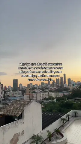 Muitas vezes, aceitamos dores em silêncio só porque vêm de pessoas que deveriam nos amar. A verdade é que vínculo não é desculpa para violência emocional. Relações saudáveis não nos sugam, não nos adoecem, não nos deixam em constante estado de alerta. ⚖️ A psicologia nos ensina que laços verdadeiros fortalecem, trazem segurança e apoio. Se alguém que diz te amar te causa sofrimento constante, talvez seja hora de repensar o espaço que essa pessoa ocupa na sua vida. ✨ Amar a si mesma(o) também é escolher não aceitar aquilo que destrói sua paz. E você? Já viveu algo assim e precisou se afastar para se proteger?