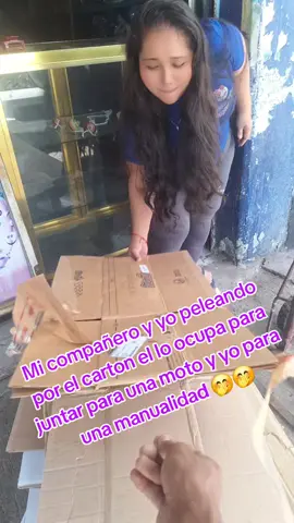 Mi compañero y yo peleando por el cartón 🤭🤭🤭 #carton #pelea #compañeros #michoacana🇲🇽🥑🐓 #🇲🇽🇲🇽🇲🇽🇲🇽 