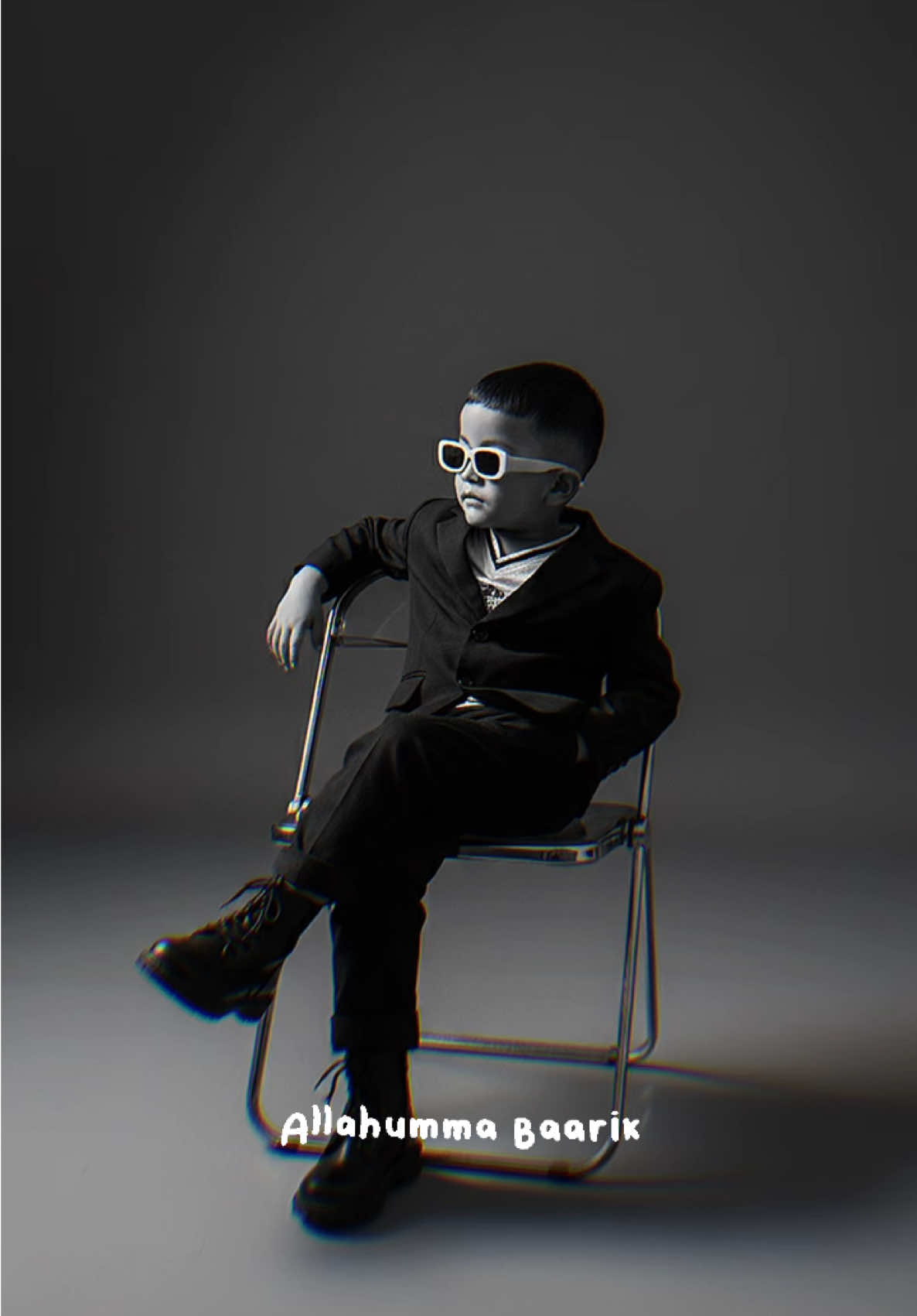 MaaSyaaAllah Tabarakallah.  Yang mau promtnya 👇🏻 “jadikan foto hitam putih di studio, tanpa mengubah wajah, menampikan seorang anak yang duduk santai di kursi lipat logam dengan posisi kaki bersilang. mengenakan blazer hitam, celana hitam, dan sepatu boots hitam. pencahayaan lembut dan minim, menghasilkan bayangan tegas dan suasana moody. pose tubuh rileks, sedikit bersandar dengan satu tangan di sandaran kursi, wajah menoleh kesamping. latar polos,estetika sederhana dan modern” Selamat mencoba 🥰 #trend #gemini #geminiai #outfitanak #fyppppppppppppppppppppppp 