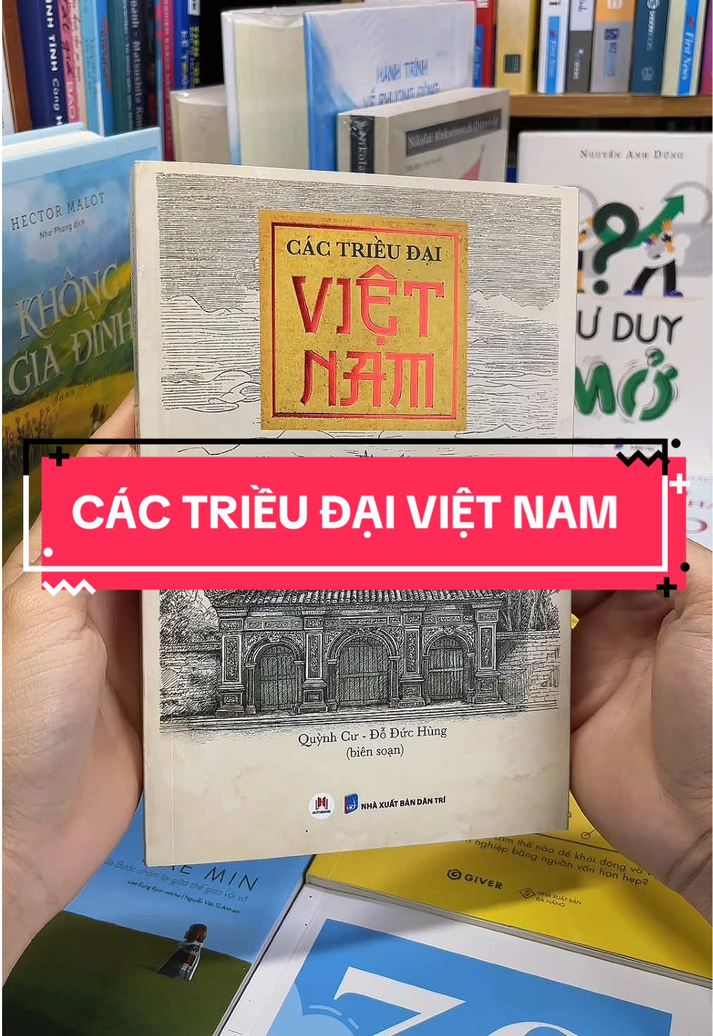 Các Triều Đại Việt Nam – 4000 Năm Lịch Sử Thu Gọn Trong Một Cuốn Sách! Bạn có bao giờ tò mò: – Nhà Trần đã ba lần đánh bại quân Nguyên Mông như thế nào? – Vì sao nhà Nguyễn là triều đại cuối cùng trong lịch sử Việt Nam? – Những vị vua anh minh, những cuộc khởi nghĩa lẫy lừng đã thay đổi vận mệnh dân tộc ra sao? “Các Triều Đại Việt Nam” sẽ đưa bạn ngược dòng thời gian, khám phá toàn bộ chặng đường lịch sử dựng nước và giữ nước của cha ông ta – từ thời Hùng Vương, Lý, Trần, Lê cho đến Nguyễn. Ngắn gọn, dễ hiểu nhưng đầy đủ sự kiện, nhân vật, và những bài học lịch sử quý giá. Nếu bạn muốn khơi dậy niềm tự hào dân tộc, hoặc đơn giản là có trong tay một “bản đồ lịch sử” súc tích để tra cứu nhanh, thì đây chính là cuốn sách không thể bỏ qua.#tiemsachbinhyen #BookTok #sach #sachhay #cactrieudaivietnam 
