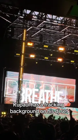 So dystopian but thats the most iconic thing hes ever done  #rupaul #fracking #rupaulfracking #djrupaul 