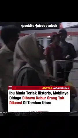 Ibu Muda Teriak Histeris, Mobilnya Diduga Dibawa Kabur Orang Tak Dikenal di Tambun Utara Bekasi – Suasana mencekam terjadi di Jalan Turi, Siamur, Tambun Utara, Sabtu malam (13/9/2025) sekitar pukul 21.30 WIB di depan SPBU. Seorang ibu muda sambil menggendong bayi histeris berteriak meminta tolong setelah mobil yang diduga miliknya dibawa kabur orang tak dikenal. Peristiwa ini bermula saat k*rban Frijal (25), warga Jakarta Selatan, mengaku hendak mengambil kembali mobilnya dari tangan seseorang berinisial FY. Namun, menurut pengakuannya, kendaraan tersebut telah dialihkan ke orang lain. Ia sempat melakukan pertemuan (COD) untuk memancing keluar mobil tersebut dan menghubungi layanan darurat 110 untuk meminta bantuan polisi. Saat mobil yang diyakini miliknya muncul di lokasi, k*rban langsung masuk ke dalam kendaraan itu. Tiba-tiba terjadi ker*but4n dan tarik-menarik antara k*rban dengan orang tak dikenal di dalam mobil aksinya pun terekam cctv.  Kakak k*rban yang menggendong bayi pun histeris menyaksikan mobil tersebut dibawa kabur oleh orang yang tidak dikenalnya. Menerima laporan melalui 110, Polres Metro Bekasi segera menghubungi Polsek terdekat. Anggota Reskrim Polsek Babelan bergerak menuju lokasi kejadian. Namun, pel4ku sudah kabur membawa mobil tersebut sebelum polisi tiba di tempat kejadian perkara (TKP). Tak lama kemudian k*rban dibawa ke Polsek Babelan. Karena TKP masuk wilayah hukum Polsek Tambun, penyelidikan selanjutnya diserahkan kepada Polsek Tambun Selatan yang kini melakukan olah TKP. Mobil yang dilaporkan hilang berjenis Toyota Agya bernopol B 2108 TKD. Hingga berita ini diturunkan, pihak kepolisian belum memberikan keterangan resmi terkait peristiwa yang menyita perhatian warga sekitar tersebut. #tambunutara #lewatberanda #fypシ゚ 