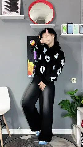 Hoodie keren motif lippen💋🫵🏻 #outfitideas #outfitinspo #outfitcowok #fashiontok #hoodieoversize 