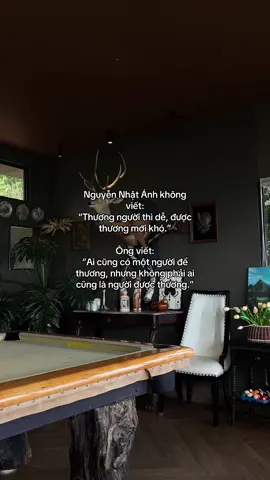 Nguyễn Nhật Ánh không viết: “Thương người thì dễ, được thương mới khó.” Ông viết: “#Ai cũng #có #một #người để #thương, nhưng không phải ai cũng là người được thương.”