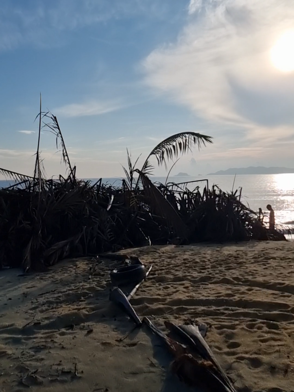 Hanyutan dari ombak...terdampar #flotsam #terapung #hanyut #terdampardipantai 