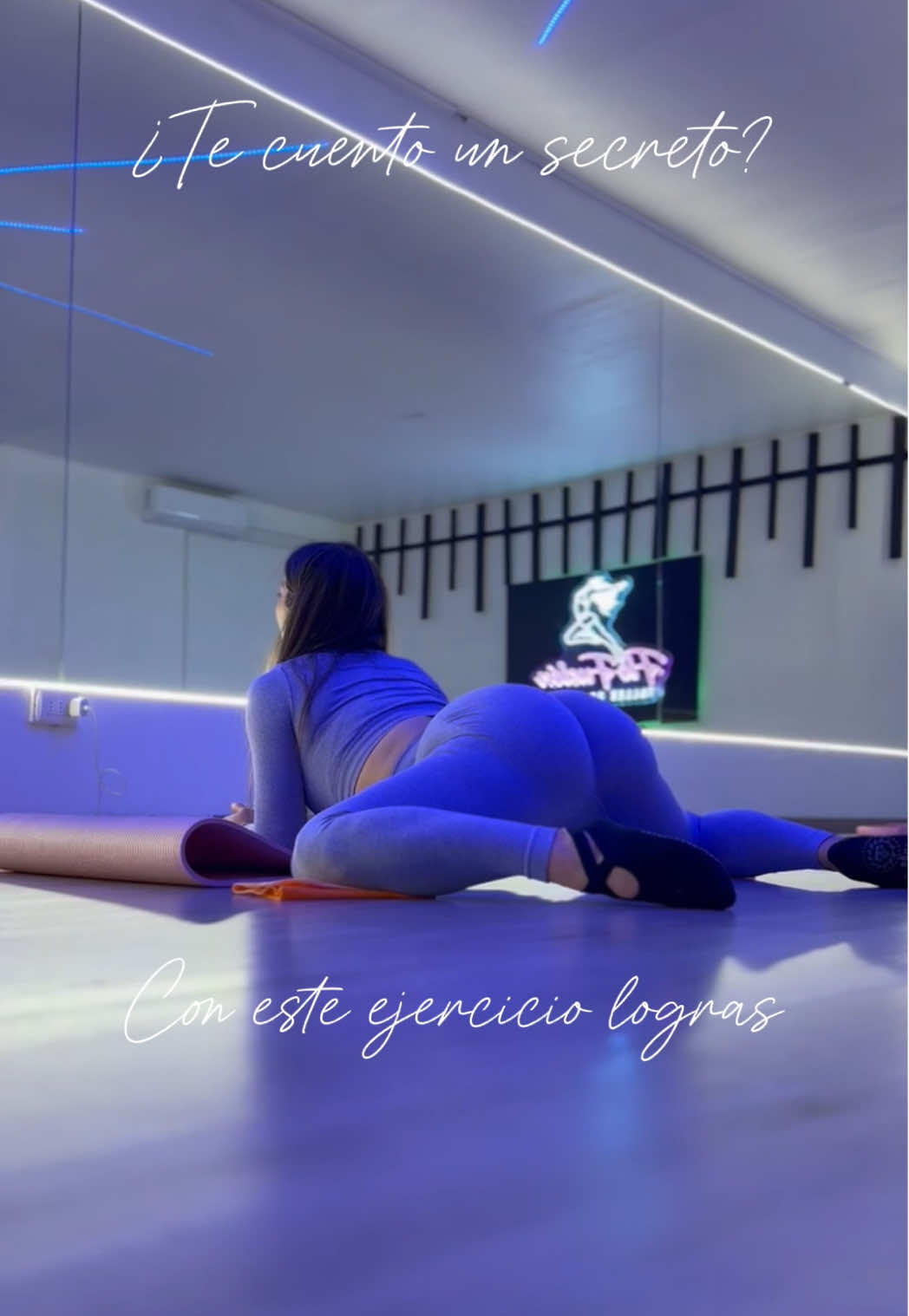 “Chicas, hoy vamos a trabajar con deslizamientos, que son ejercicios que mezclan pasos de twerk con fuerza y elongación. Esto es Twerkilates: entrenar + bailar + fortalecer 💪🍑.”