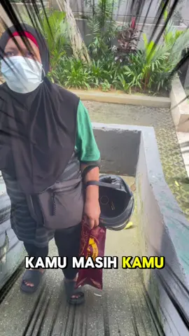 Malaysia sebagai sebuah negara berdaulat mempunyai kerangka undang-undang yang jelas bagi menjamin keselamatan, keadilan, dan kesejahteraan rakyat. Setiap individu, sama ada warganegara mahupun warga asing, terikat untuk menghormati serta mematuhi undang-undang yang ditetapkan. Prinsip ini menjadi asas kepada kestabilan negara dan keberkesanan pentadbiran. Di bawah kepimpinan Kerajaan Madani pimpinan YAB Perdana Menteri Datuk Seri Anwar Ibrahim, kita dapat melihat usaha serius dalam memastikan pelaksanaan undang-undang dijalankan secara tegas, adil, dan tanpa pilih kasih. Pendekatan ini menunjukkan komitmen kerajaan untuk menegakkan prinsip kedaulatan undang-undang (rule of law) tanpa tunduk kepada pengaruh politik, kepentingan kelompok tertentu, atau tekanan mana-mana pihak. Keberanian dalam melaksanakan undang-undang secara saksama ini telah memberikan keyakinan kepada rakyat bahawa kerajaan semasa bukan sahaja berfungsi sebagai pentadbir, tetapi juga sebagai pelindung kepada hak-hak dan kepentingan semua lapisan masyarakat. Pendekatan yang konsisten ini menjadi bukti bahawa Malaysia serius dalam memperkukuh integriti institusi, meningkatkan ketelusan, dan memelihara maruah negara di mata dunia. @Johari Abdul Ghani @Ahmad Zahid Hamidi @Friends of Megat Zulkarnain @Anwar Ibrahim @Ilkham shop @Jabatan Imigresen Malaysia @Datuk Seri Shamsul Iskandar @Dr Shamsul Anuar Nasarah @shamsulazriabubakar #CapCut 