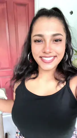 She wants a dhal belly indian😅🤭#suriname🇸🇷 #browngirl #bemoeiminder🌚 #blooper 