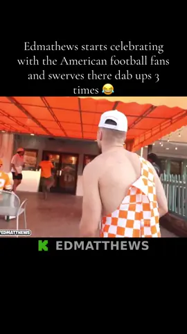 Edmathews starts celebrating with the American football fans and swerves there dab ups 3 times 😂 #fyp #edmathewslive #edmatthewstokky #edmatthews #edmatty @Ed Matty 