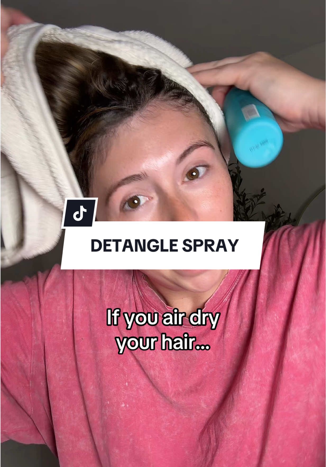 As someone who always air drys my hair I’ll never go without this product. #colorwow #detanglehair #leaveinconditioner 
