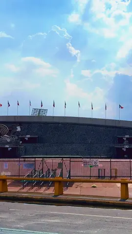 Estadio de CU con la bandera de 🇲🇽 en el mes patrio. #cdmx #estadioolimpicouniversitario 🏟️ 