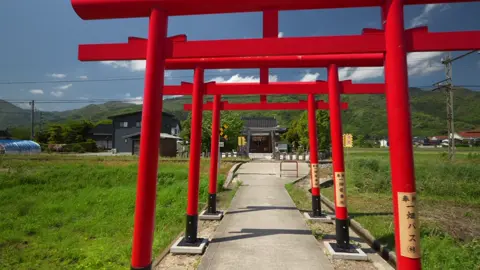 粟津稲生神社は、山口市にある歴史ある古社で、厄除けや開運のご利益で知られます。緑豊かな境内は静かで、心身を清める参拝に訪れる人が絶えません。 Awazu Inao Shrine, located in Yamaguchi City, is an ancient shrine known for blessings of protection and good fortune. Its serene, green surroundings invite visitors seeking purification and peace.
