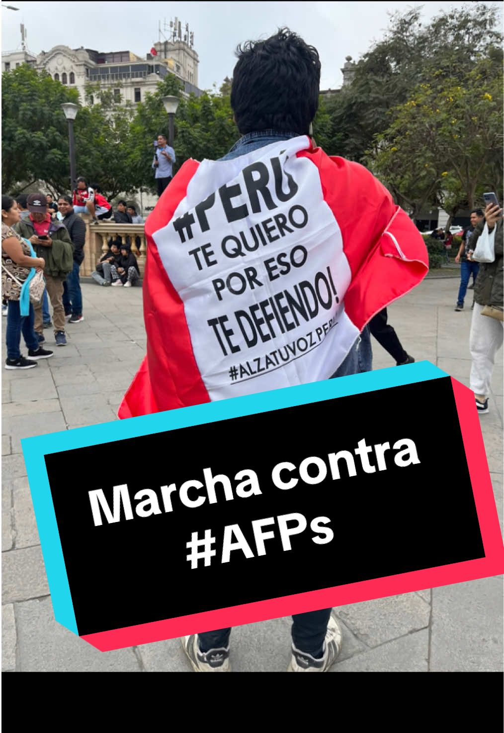 🚨🚨🚨 Ciudadan@s se concentraron en la Plaza San Martín en lo que fueron los previos a la movilización que culminó en la avenida Abancay. En horas de la noche se registraron enfrentamientos con la #PNP que trató de dispersar con gases lacrimógenos a los manifestantes, todo esto en el marco de la convocatoria de protesta en contra de la ley de AFPs. 📸 @Llomba Jorge Ballón Artaza. #AFP #protesta #peru🇵🇪 #congresodelperu 