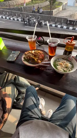 Bahkan hanya sekedar duduk berdua dan bercanda,aku merasa dunia akan aman dan damai ketika berada disampingmu#bandungansemarang #whityou 