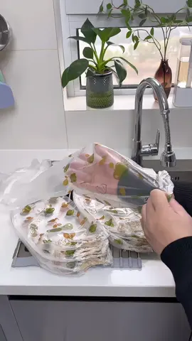 ✨ Disposable Gloves = Dry Sleeves & Protected Hands 🙌 ❄️ Perfect for cold weather cleaning 🧤 Thinner than rubber gloves → more sensitive touch 💦 Extended elastic design keeps sleeves dry 💪 Durable, tear-resistant & protective 🙌 Toss after use → super convenient! #CleaningHacks #WinterEssentials #HomeEssentials #DisposableGloves #HouseworkTips #Shorts