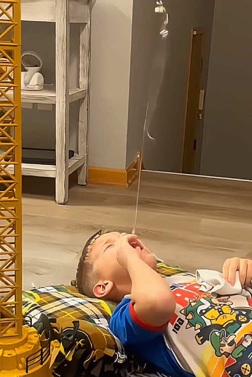 Pulling a child’s tooth ?🦷 that’s crazy 😂#funny #fyp #prank #scared #foryou #funnyprank #funnyvideos #scary #kids #tooth 