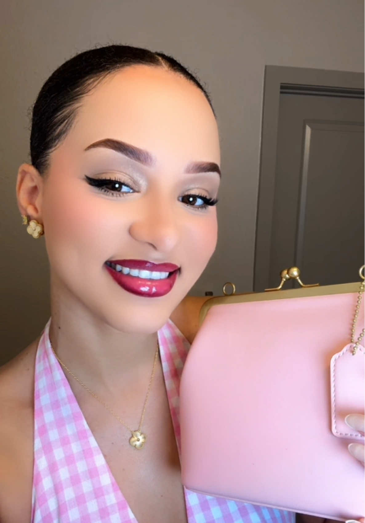 💗 Vintage vibes, modern it-girl energy 💗 This cutest pink vintage bag is the accessory your outfits have been waiting for! ✨ Perfect size, soft glam, and that timeless look that turns every fit into a statement. 🎀 🛍️ Snag yours now on TikTok Shop before it sells out—because pink never goes out of style. 💕 #fyp #creatorsearchinsights #haitiantiktok🇭🇹 #bag #vintage 