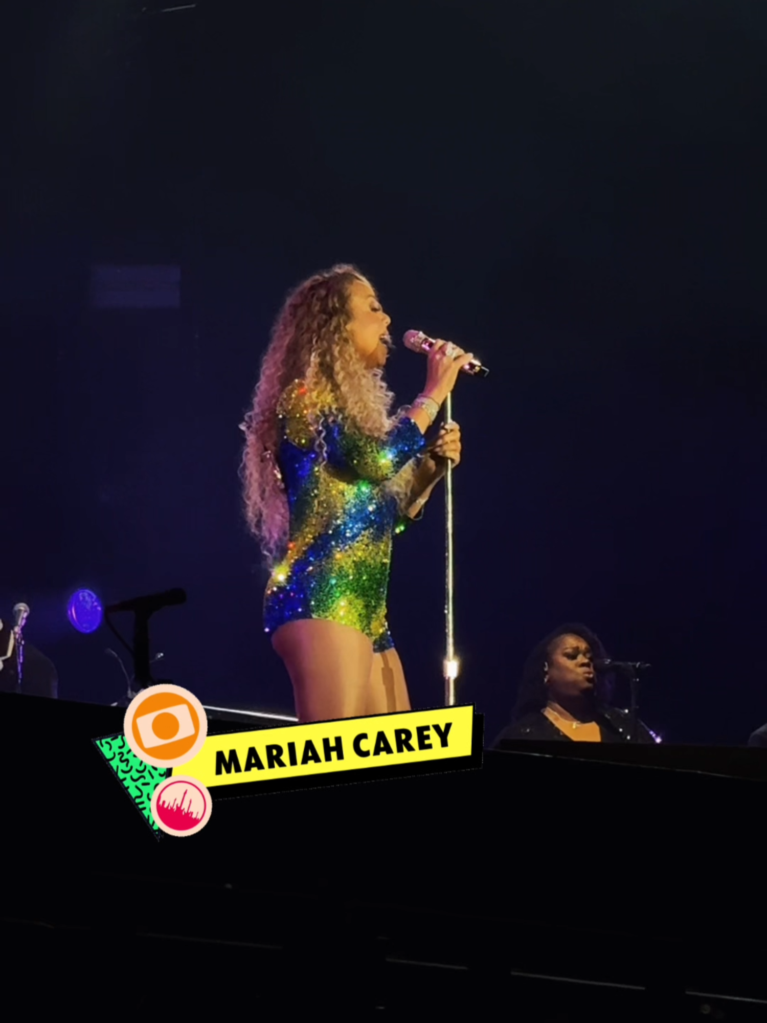 The diva! Mariah Carey totalmente brilhante de verde e amarelo pra soltar a voz no The Town. Qual música não pode faltar nessa noite? 👑 #TheTownNaGlô #TheTown2025